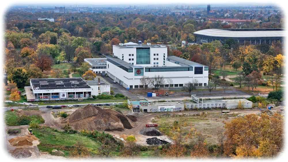 Blick vom Rathausturm Dresden auf die Robotron-Kantine links und das Hygienemuseum (Mitte). Foto: Diana Petters für die LHD