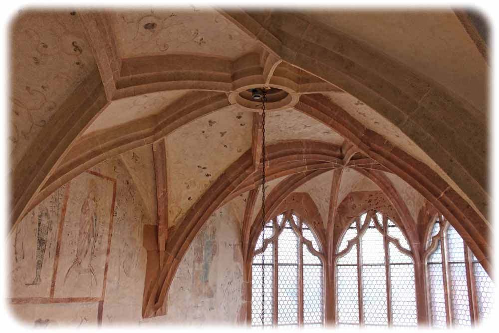 Prächtige Rippenbögen schmücken die Decke, schöne Fresfkenn die Wände der Schlosskapelle. Foto: Peter Weckbrodt