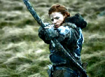 Überhaupt stehen Frauen dicke da in der 3. Staffel. Hier zeigt Wildlings-Hottie Ygritte ihre Schießkünste. Foto: HBO