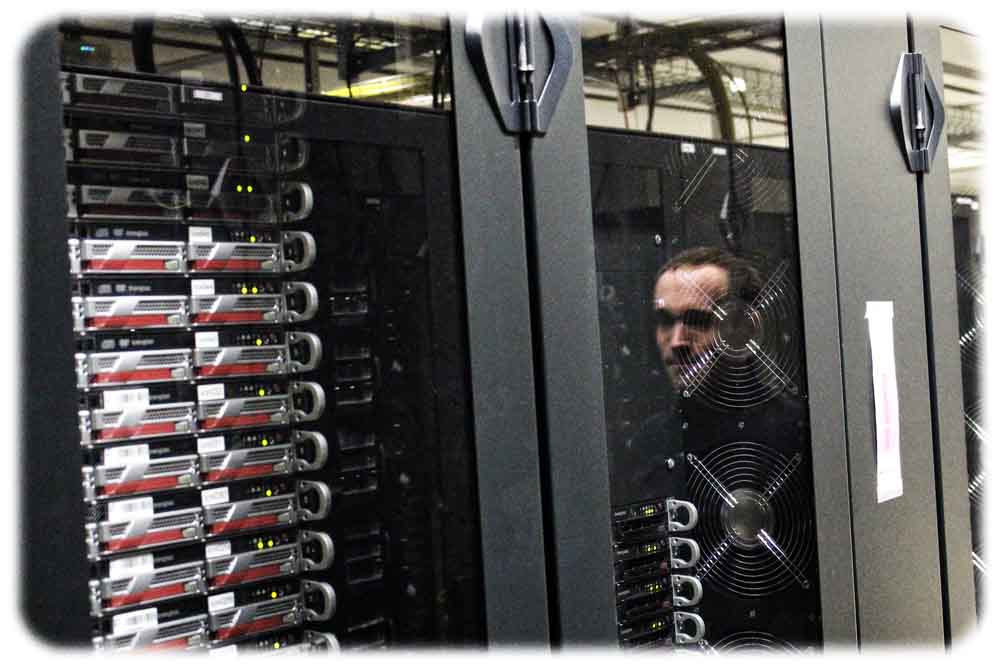 Dr. Michael Bussmann schaut sich im HZDR-Rechenzentrum um. Foto: Heiko Weckbrodt