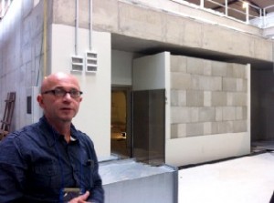 Dr. Peter Michel vor dem Ausbau-Abschnitt des ELBE-beschleunigers - die dicken Türen dienen dem Strahlenschutz. Abb.: hw