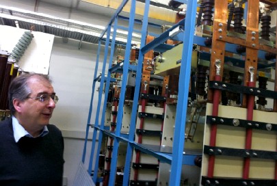 Prof. Joachim Wosnitza zeigt die Kondensatorbank, die die Energiestöße für die Spulen vorspeichert. Abb.: hw