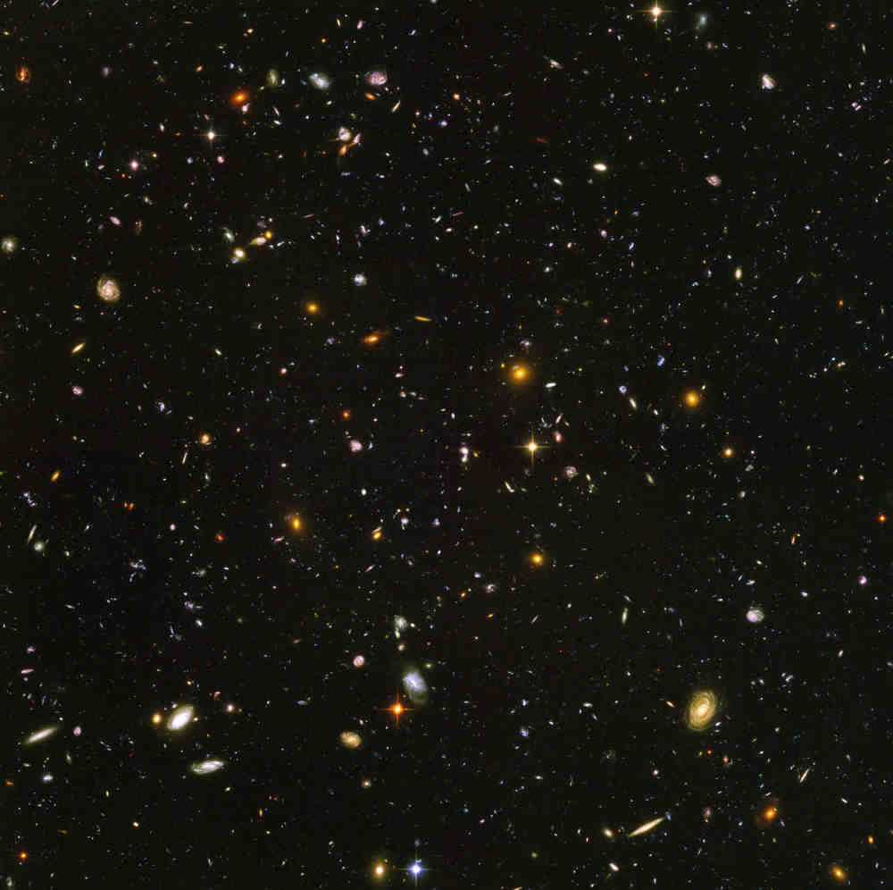 Rund 10.000 Galaxien sind auf diesem Bild der Hubble-Mission zu sehen. Das umfangreichste Porträt des sichtbaren Universums zeigt auch die ersten Galaxien, die kurz nach dem Urknall entstanden sind. Foto. NASA/ESA/S. Beckwith(STScI) and The HUDF Team.