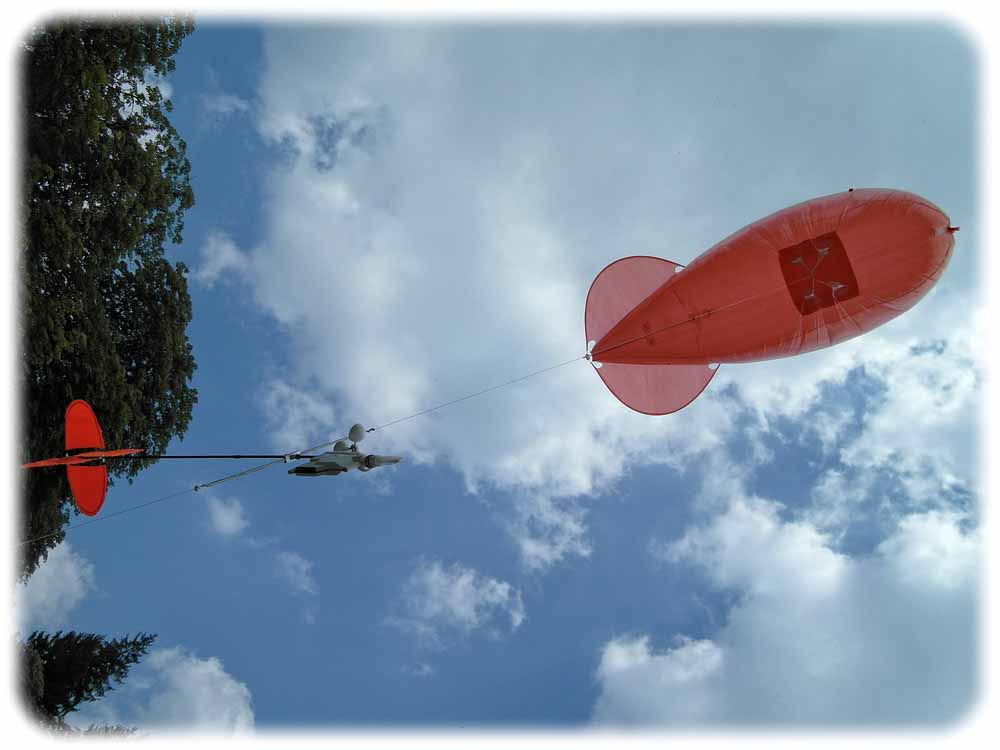 So mögen "Ufo-Sichtungen" zustande kommen: Meteorologen der TU Dresden lassen einen Messballon für Winde oberhalb von 100 Metern steigen. Foto: Manuela Starke, TUD