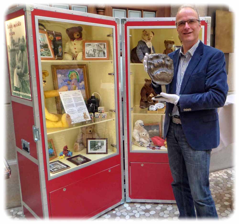 Wer für die Teddy-Ausstellung einen Seekoffer finanziert, bekommt vom Dresdner Sammler Lutz Reike einen bronzenen Bären-Abdruck. Fotorechte: Reike privat