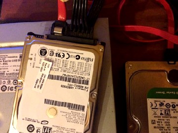 Die Linux-Festplatte aus dem Notebook kann in diesem Fall ohne Spezialadapter per SATA (rotes Kabel) an den Windows-PC angesteckt werden. Foto: Heiko Weckbrodt