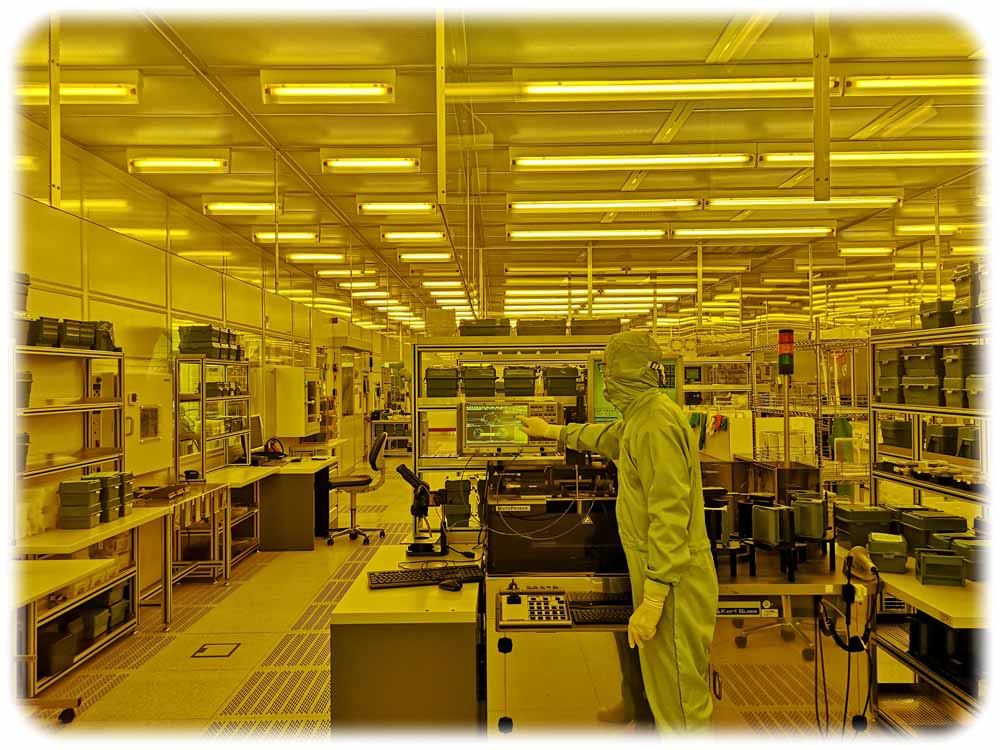 Ein Ingenieur in der Prüfabteilung innerhalb der Chipfabrik von SAW Components Dresden Foto: Heiko Weckbrodt