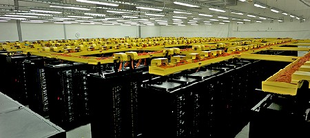 Der Heißwasser-Rechner "SuperMUC" in München ist Europas schnellster Supercomputer. Abb.: IBM