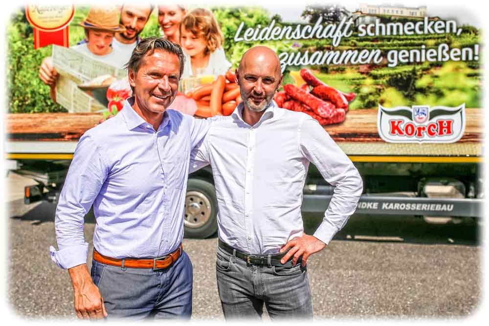 Der 52-jährige Fabrikchef Michael Korch und Investor Felix Alber (43 Jahre) vor der Produktionsstätte in Radeberg. Foto: Meeco Communication