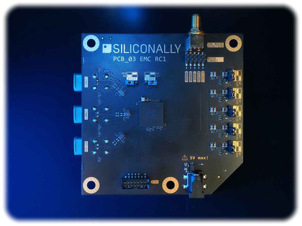 Testchip von Siliconally Dresden für den Datenverkehr in Roboterautos. Foto: Siliconally