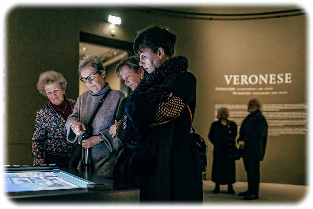 Besucher der Veronese-Sonderschau in Dresden schauen sich die von der TU Dresden entworfenen Multimedia-Stationen an. Foto: Staatliche Kunstsammlungen Dresden, Foto: David Pinzer