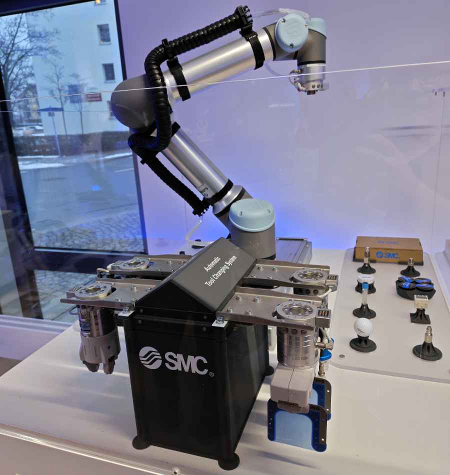 Roboter mit Werkzeugwechsler im neuen SMC-Applikationszentrum Dresden. Foto: Heiko Weckbrodt