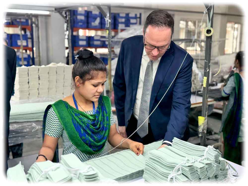 Wirtschaftsminister Dirk Panter besucht eine Fabrik in Indien. Foto: SMWA