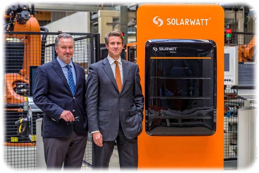 Solarwatt-Geschäftsführer Detlef Neuhaus (l.) und Hauptanteilseigner Stefan Quandt neben dem schwarz verkleideten „MyReserve“-Energiespeicher. Foto: Ben Gierig, Solarwatt