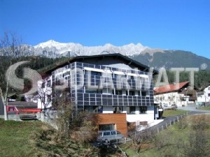 Mit Solarwatt-Modulen verkleidetes Gemeindehaus im österreichischen Terfens. Abb.: Solarwatt