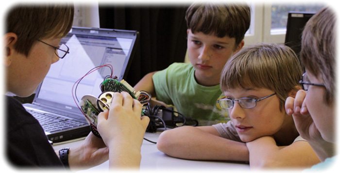 Längst lernen Kinder und jugendliche im Schülerrechenzentrum Dresden nicht mehr "nur" Programmierkünste, sondern fuchsen sich auch in elektronik und Roboter ein. Foto: SRZ