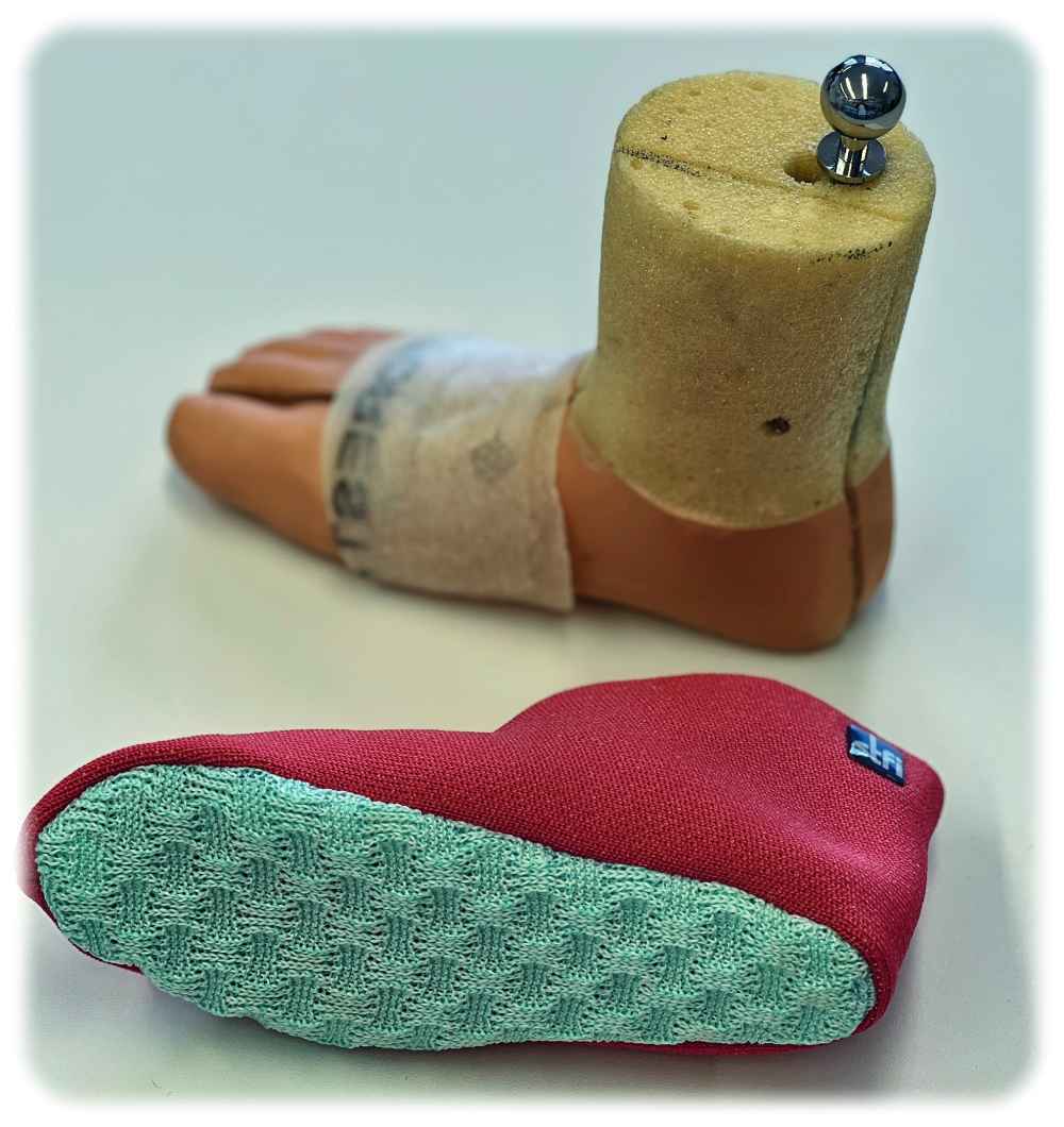 Die mitwachsende Kinderschuheinlage mit ihren auxetischen Strukturen ist hier grün im Bild zu sehen - dahinter steht der Prüffuß. Foto: STFI