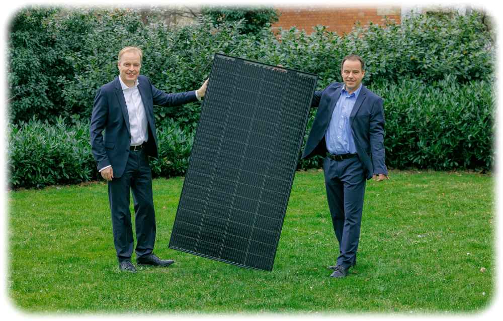 Sachsenenergie-Chef Frank Brinkmann (links) und Sunstrom-Chef Reiner Matthees halten zusammen ein Solarmodul. Foto: Oliver Killig für Sachsenenergie