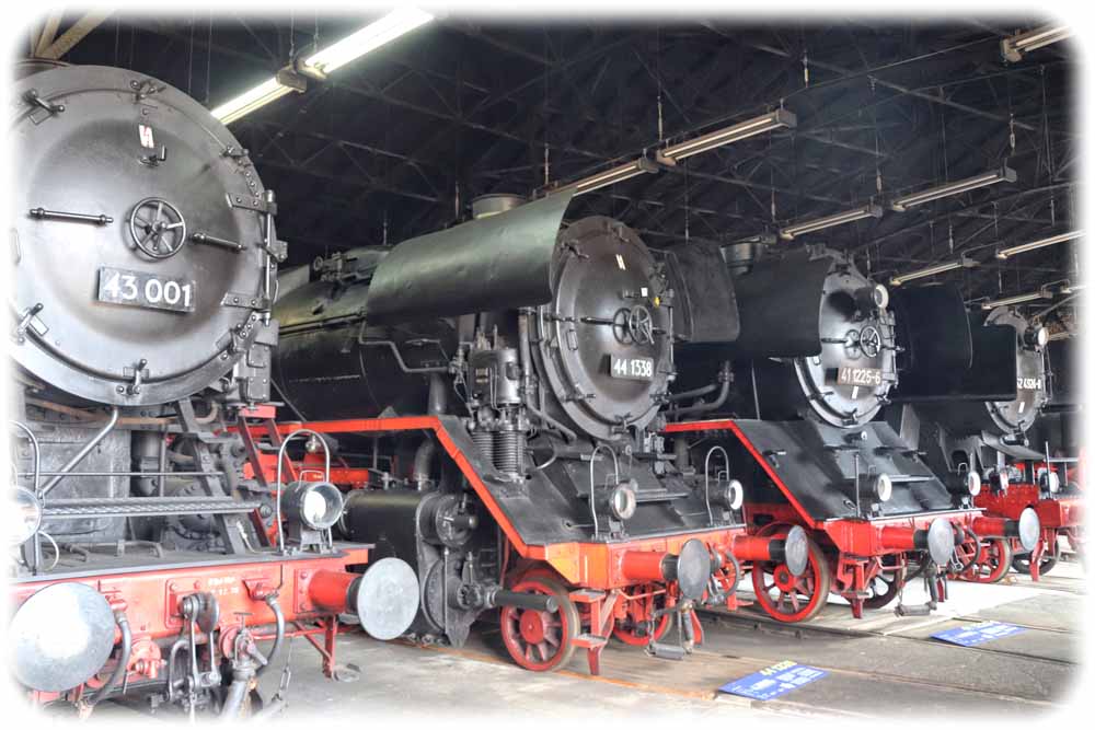 Blick in den Lokschuppen des Sächsisches Eisenbahnmuseums in Chemnitz mit Dampfloks der Baureihen 41, 43 und 44.Foto: Christian Ruf