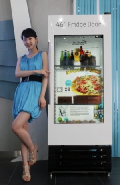 Samsungs Referenzkühlschrank mit einem durchsichtigen Bildschirm als Tür. Abb.: Samsung