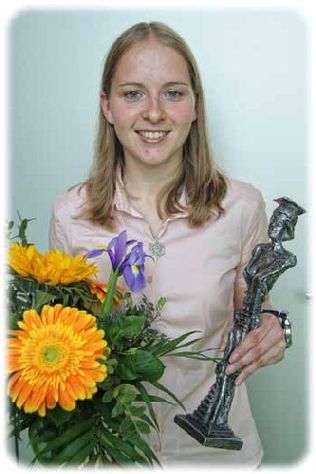 Die 26-jährige Sandra Wecke hat ihr Informatikstudium an der TU Dresden mit Bravour absolviert und bekam den "Saxonia Special Woman Award" - samt einer Bronze-Skulptur des Dresdner Künstlers Prof. Ulrich Eißner. Foto: Sabine Mutschke