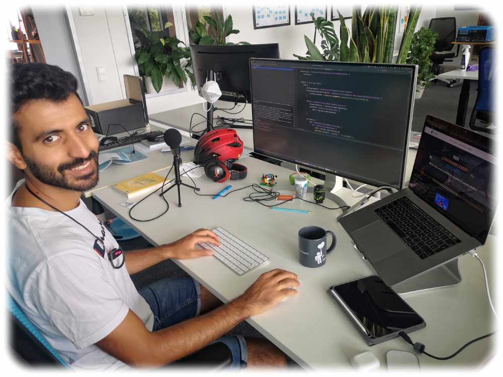 Entwickler Mahmaud Alkhalaf überprüft in der Dresdner Softwareschmiede "Sandstorm Media" eine Vorlage für Internetseiten. Foto: Heiko Weckbrodt