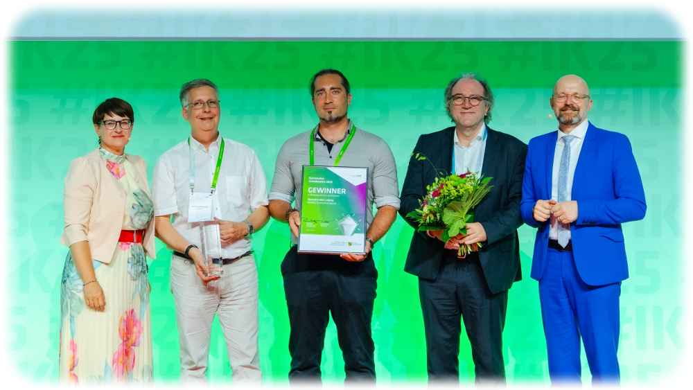 Gründerpreis-Verleihung (von links nach rechts): Futuresax-Chefin Susanne Stump sowie Frank Schlichting, Tobias Herzig und Jan Meijer von Saxonq sowie Wirtschafts-Staatssekretär Thomas Kralinski. Foto: Mio Motion GmbH via Saxonq