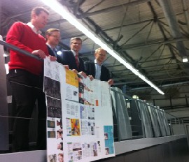 Klaus Sauer, Patrick Berkhouwer, Felix Thalmann und Thomas Bohn auf einer der neuen Offset-Druckmaschinen bei Saxoprint. Abb.: hw