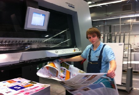 Drucker Otto Golling begutachtet einen Bogen an der neuen Offset-Druckmaschine von Saxoprint in Dresden. Abb.: hw