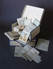 Zwei Kartons mit Briefen, die Schlegel auf der Flucht vor Napoleon verstecken musste. Abb.: SLUB