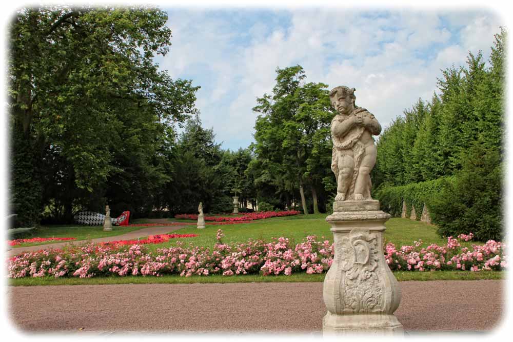 Putten, Blumenrabatten, gepflegte Wege und ein sehr schöner Baumbestand machen den Schlosspark zu einer Oase der Ruhe und Entspannung. Foto: Peter Weckbrodt
