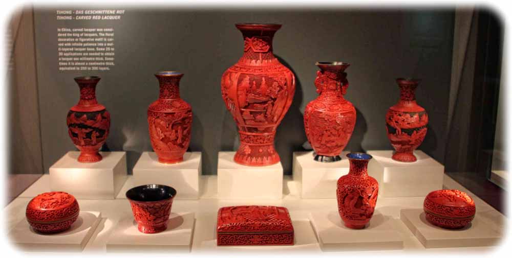 Viel Zeit und Handwerkskunst steckt in diesen prachtvollen Vasen aus chinesischem Schnitzlack. Für jeden Millimeter Lackstärke mussten die alten Meister 25 bis 30Lack-Einzelschichten aufbringen und schnitzen. Foto: Peter Weckbrodt