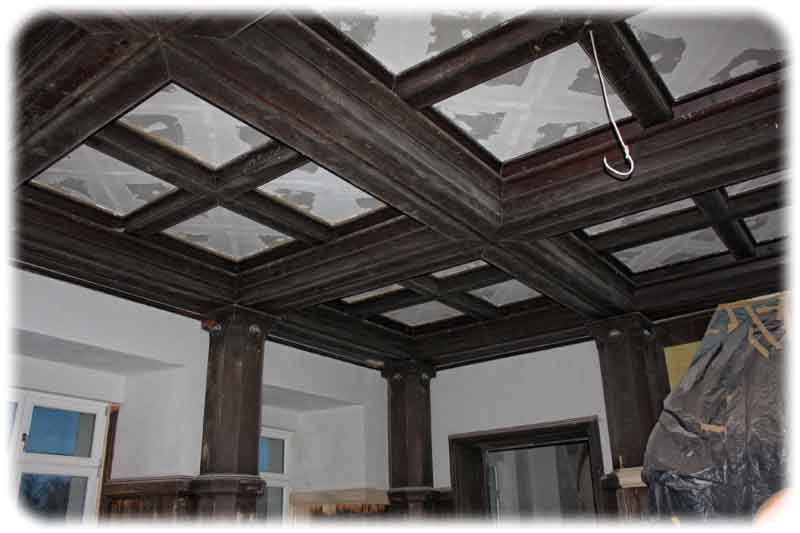 Die restaurierten Holzdecken im ehemaligen Festsaal lassen das Ambiente der künftigen Wohnungen im Schloss ahnen. Foto: Peter Weckbrodt
