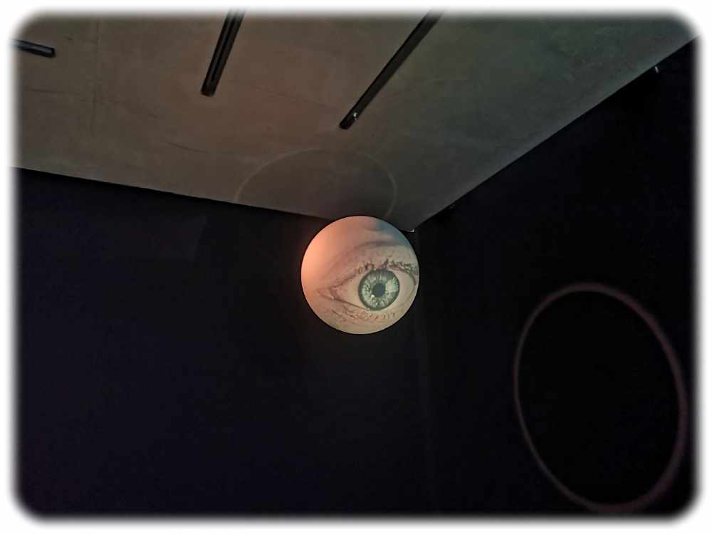 Womöglich Saurons allsehendes Auge am Eingang zur Ausstellung "Der Schlüssel zum Leben"? Foto: Heiko Weckbrodt