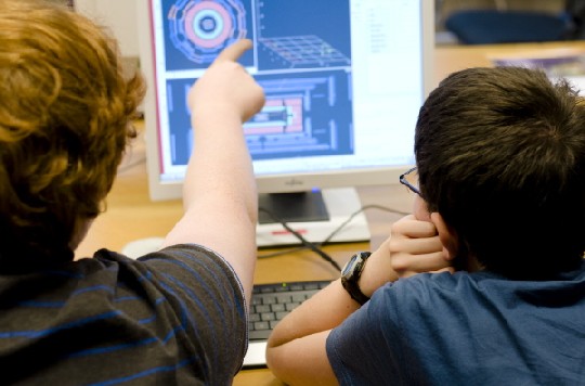 Jugendliche werten bei einer Masterclass echte Daten aus, die vom ATLAS-Experiment am Large Hadron Collider (LHC) aufgezeichnet wurden. Foto: Juliana Socher, TUD, CC-Lizenz