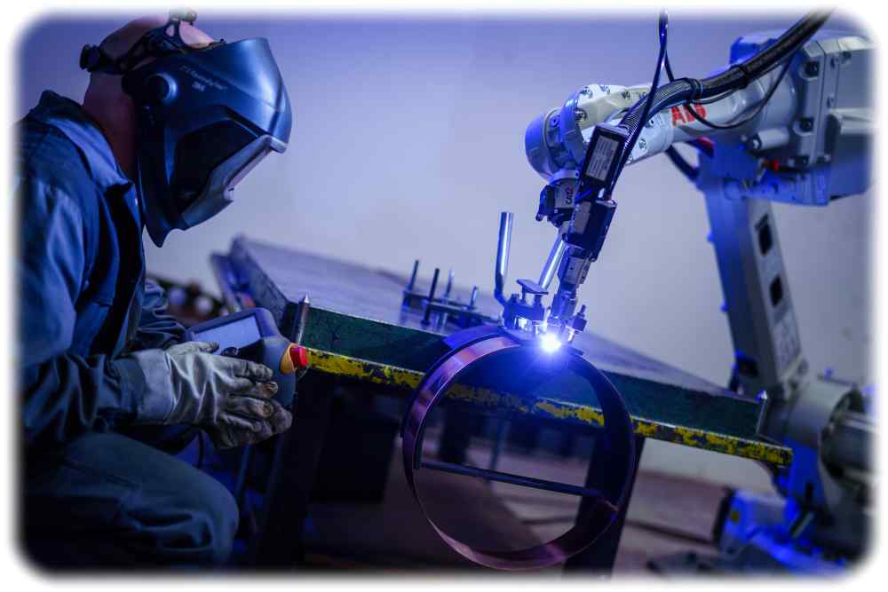 Schweißroboter, wie ihn auch Metallbaufirmen aus dem Handwerk in Sachsen einsetzen. Foto: André Wirsig für die Handwerkskammer Dresden
