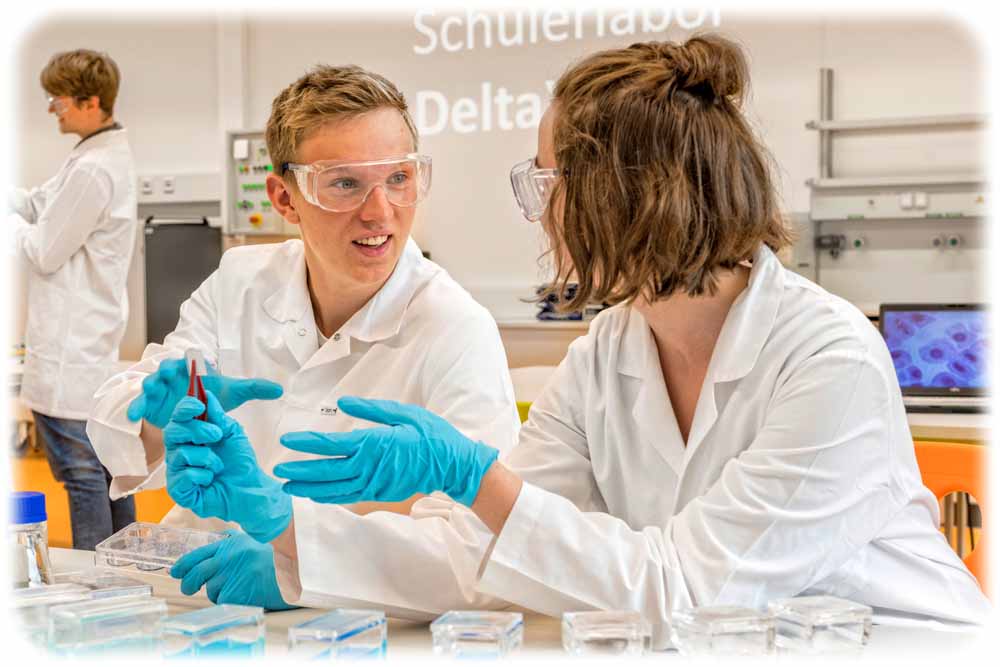 Zur Einweihung des neuen DeltaX-Labortraktes führen Schülerinnen und Schüler den Gästen ausgewählte Experimente aus Physik, Geo- und Umweltchemie sowie zur Zellbiologie vor. Foto: HZDR/Detlev Müller