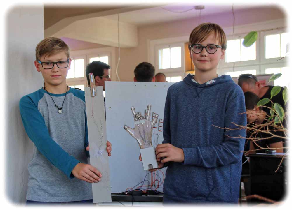 Arthur und Noah sind 12 und 13 Jahre alt und ziegen in den Tschnischen Sammlungen die Prototypen ihrer künstlichen "Smart Materials"-Hand. Foto: Heiko Weckbrodt