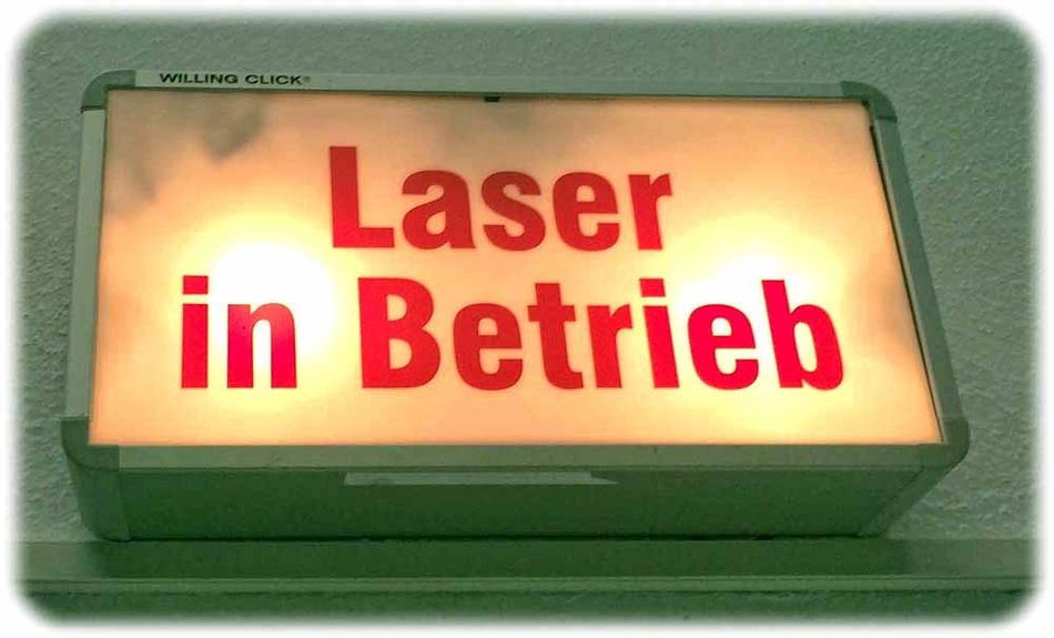 Vorsicht Laser! Im ELBE-Komplex des HZDR in Rossendorf herrschen strenge Sicherheitsbestimmungen. Foto: Heiko Weckbrodt, "Creative Commons"-Lizenz 3.0 (freie Nutzung unter Namensangabe)