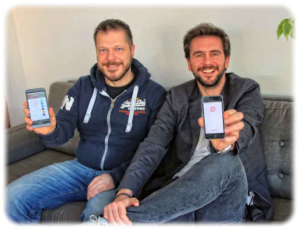 Die Scoolio-Gründer Martin Hey und Danny Roller zeigen ihre Schüler-App. Foto: Heiko Weckbrodt