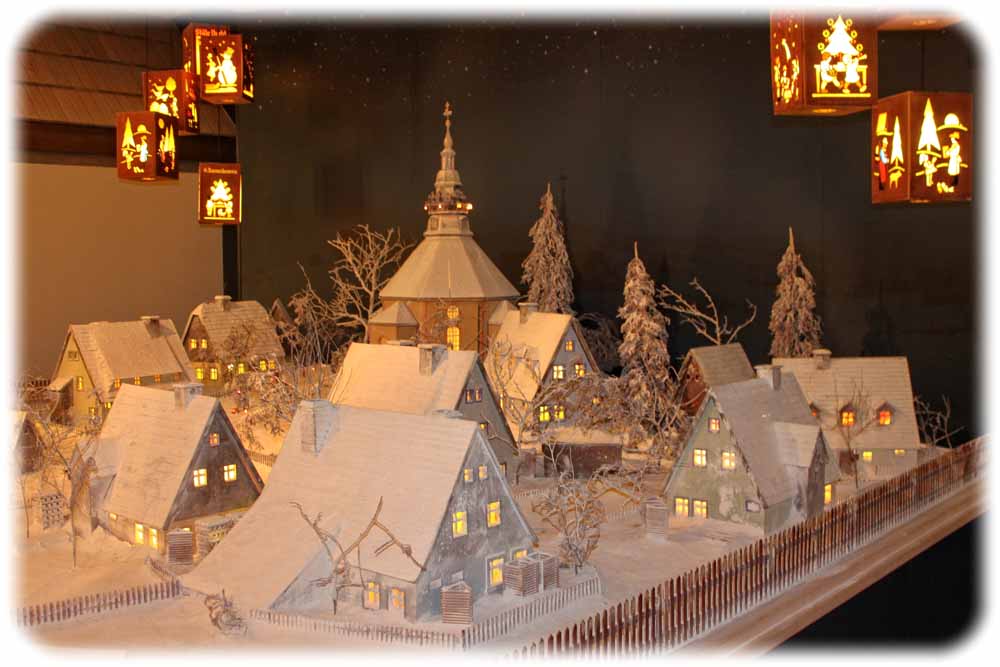 Stimmungsvolle Seiffener Weihnachtslandschaft im Spielzeugmuseum . Zu sehen ist auch die markante Form der Seiffener Kirche. Foto: Peter Weckbrodt