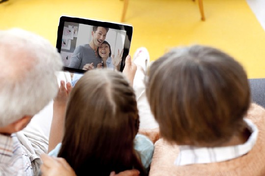 Im 1. Pilotprojekt sollen die Exelonix-Tablets Senioren helfen, per Skype & Co. Kontakt zu ihren Kindern und Enklen zu halten. Foto: Exelonix