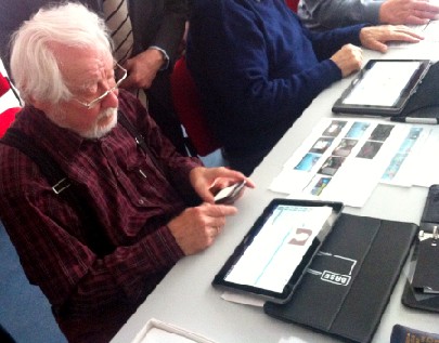 Tja, was ist nun besser: Gerhard Walther vergleicht beim Bürgernetz Dresden Smartphone und Tablet auf Senioren-Tauglichkeit. Foto: Heiko Weckbrodt