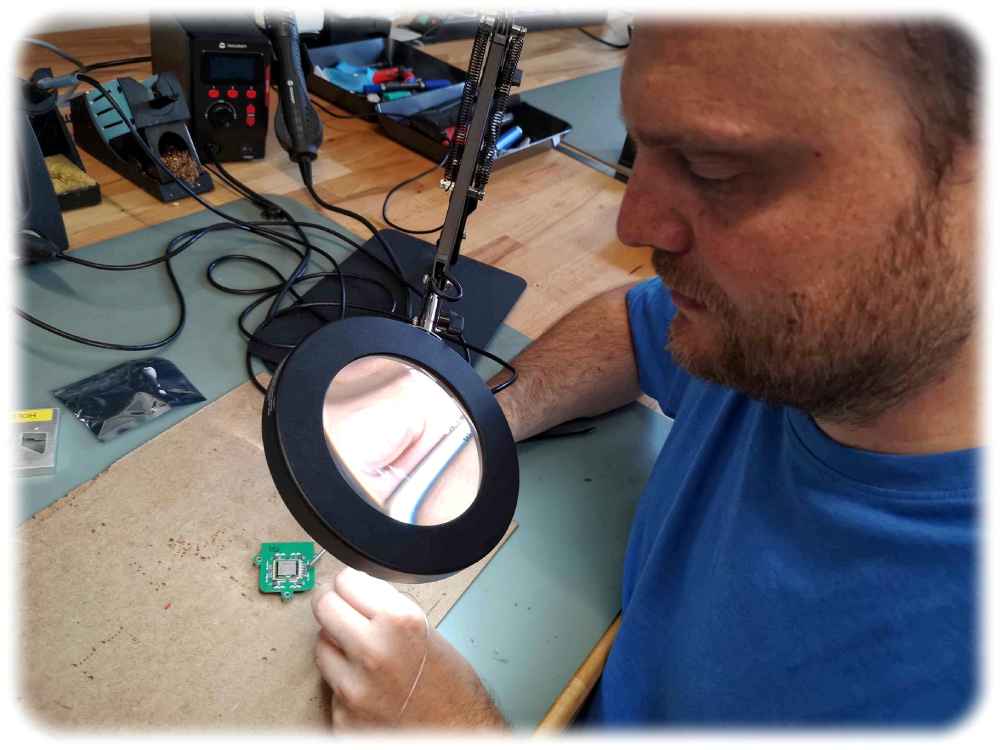 Senorics-Laborassistent Thomas May lötet einen organischen Sensor auf eine Leiterplatte. Foto: Heiko Weckbrodt