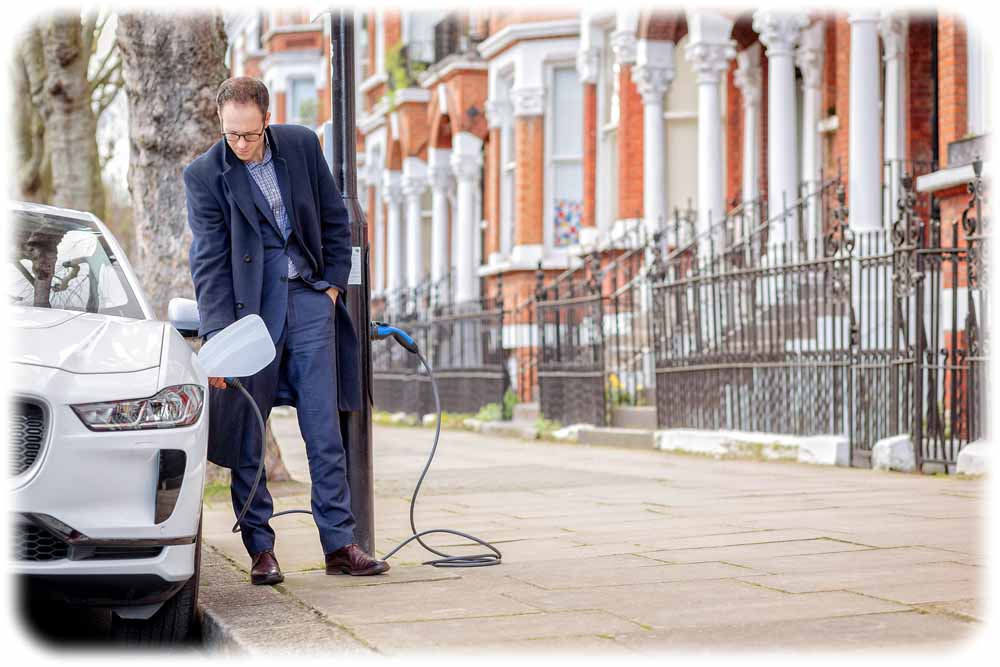 Laut Siemens ist die Sutherland Avenue die erste vollständig umgerüstete Wohnstraße Großbritanniens, in der Elektrofahrzeuge an Straßenlaternen aufgeladen werden können. Foto: Siemens