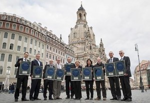 Dicke Kumpels: Die europäischen "Cluster-Manager" besiegeln ihre Allianz vor der Dresdner Frauenkirche. Abb.: Silicon Europe