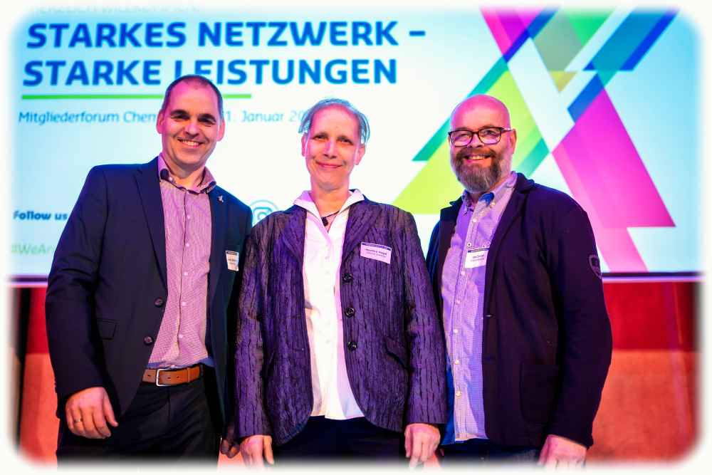 Silicon-Saxony-Chef Frank Bösenberg wünscht Martina Vogel und Uwe Seidel viel Erfolg für das Community Management in der Hightech-Region Chemnitz. Foto: André Wirsig für Silicon Saxony