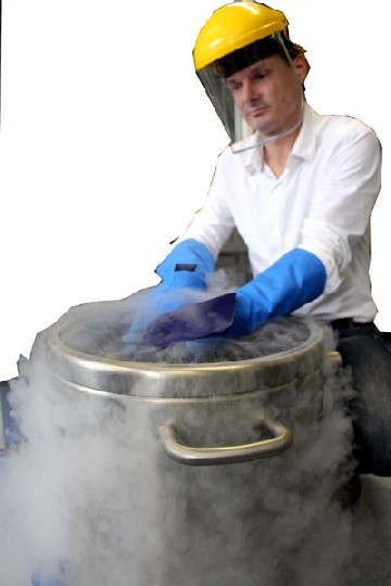 Dr. Jan Richter führt ein Wafer-Spaltexperiment an einem Behälter mit flüssigem Stickstoff vor. Foto: Heiko Weckbrodt