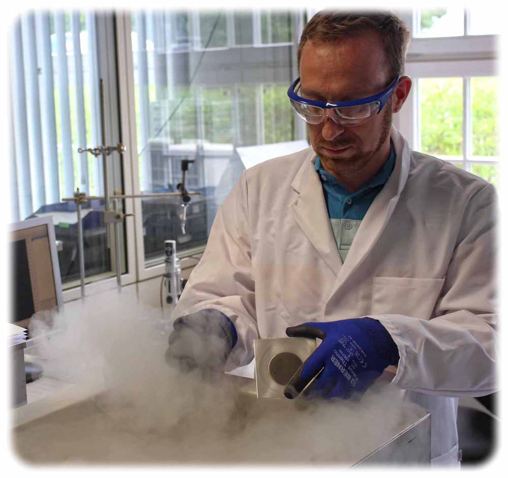 Techniker Gino Gesell spaltet mit flüssigem Stickstoff einen Test-Wafer. Foto: Heiko Weckbrodt