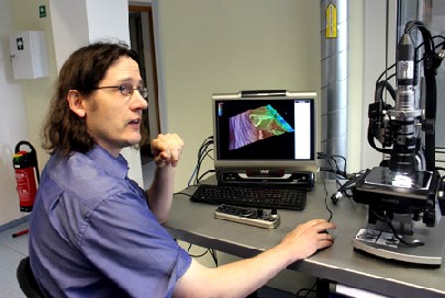 Dr. Christian Beyer bei der Fehleranalyse am Mikroskop im Siltectra-Labor. Foto: Heiko Weckbrodt